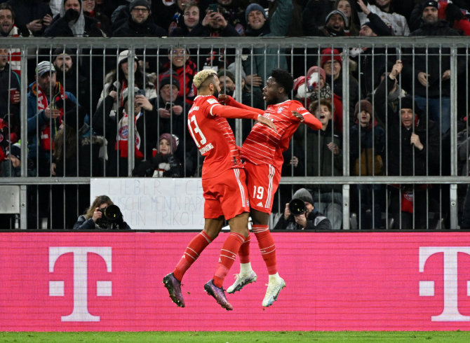 Reuters/Scanpix Photo/Eric Maxim Choupo-Moting og Alphonso Davies feirer et mål