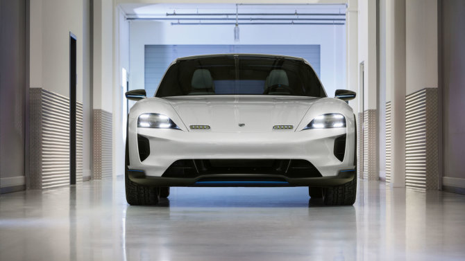 Porsche nuotr./„Porsche“ pristatė elektromobilį „Mission E Cross Turismo“
