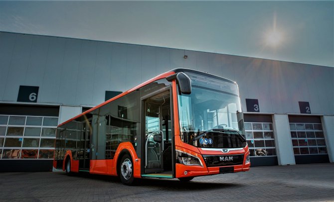 UAB „Kauno autobusai“ nuotr./Kauną pasiekė pirmasis moderniausias hibridinis autobusas