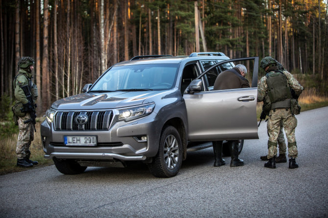 Vidmanto Balkūno / 15min nuotr./Įvedus nepaprastąją padėtį, kariškiai tikrina automobilį Druskininkų pasienio užkardos teritorijoje