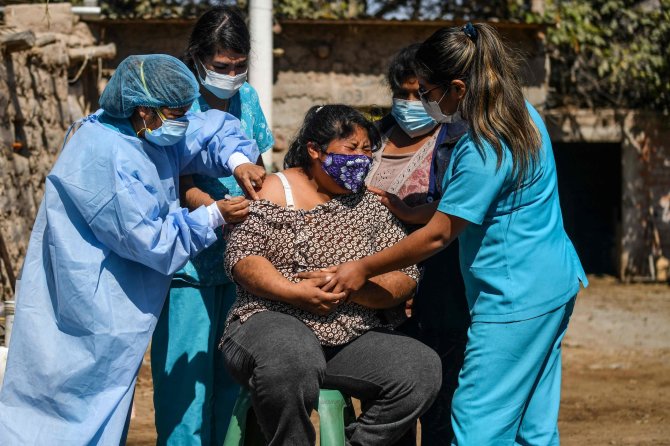 AFP/„Scanpix“ nuotr./Skiepijimas nuo koronaviruso Peru