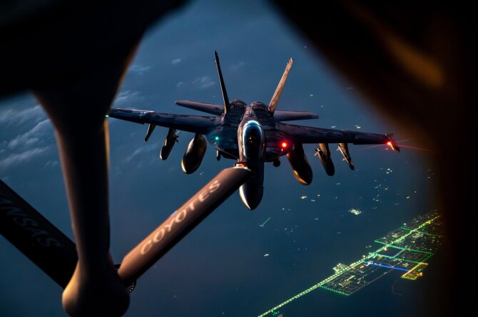 CENTCOM nuotr./JAV karinių oro pajėgų lėktuvas „KC-135 Stratotanker“ pildo degalų atsargas JAV karinio jūrų laivyno lėktuvui „F/A-18F Super Hornet“ virš Artimųjų Rytų operacijos „Epic Fury“ metu