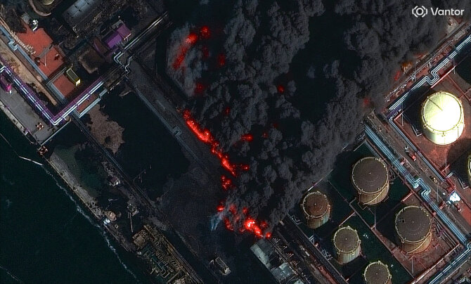 Gaisrai Ust Lugos uoste / VANTOR / via REUTERS