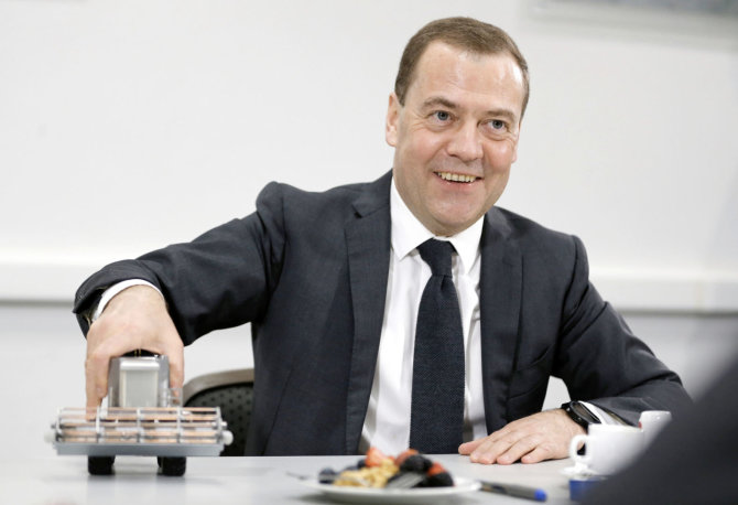 „Scanpix“/AP nuotr./Dmitrijus Medvedevas neturi daug priežasčių šypsotis