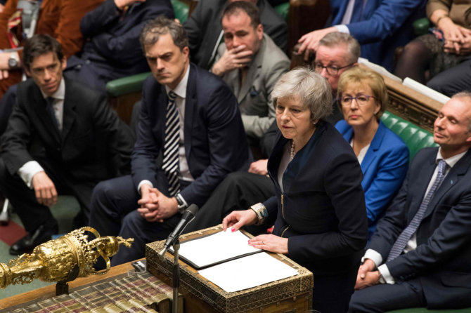 AFP/„Scanpix“ nuotr./Theresa May po pralaimėjimo Bendruomenių Rūmuose