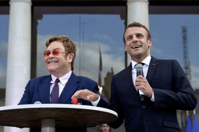 „Scanpix“ nuotr./ Emmanuelis Macronas ir Eltonas Johnas