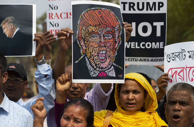 „Scanpix“/AP nuotr./Protestas prieš Donaldo Trumpo vizitą Indijoje