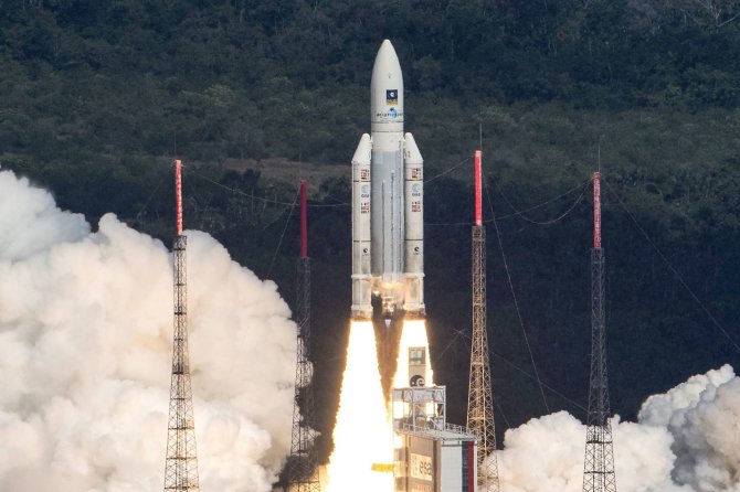 AFP/„Scanpix“ nuotr./Raketos „Ariane 5“ su keturiais „Galileo“ palydovais startas