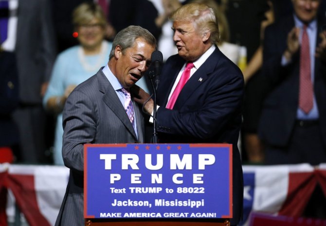 AFP/„Scanpix“ nuotr./Nigelas Farage'as dalyvavo respublikonų kandidato į JAV prezidentus Donaldo Trumpo kampanijos renginyje Misisipės valstijoje