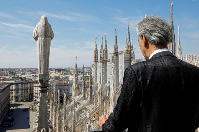 „Reuters“/„Scanpix“ nuotr./Italų tenoras Andrea Bocelli surengė solinį Velykų koncertą tuščioje Milano katedroje, kurio transliaciją internetu visame pasaulyje stebėjo milijonai karantino sąlygomis gyvenančių žmonių. Milanas, Italija