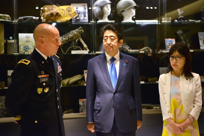 AFP/„Scanpix“ nuotr./Shinzo Abe (viduryje)