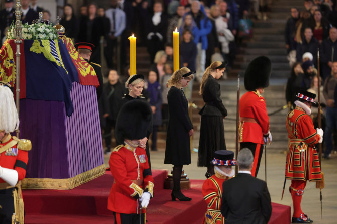 „Scanpix“ nuotr./„Šeimos budynės“ prie Elizabeth II karsto