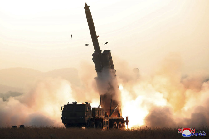 „Scanpix“/AP nuotr./Šiaurės Korėja išmėgina savo raketų sistemą.