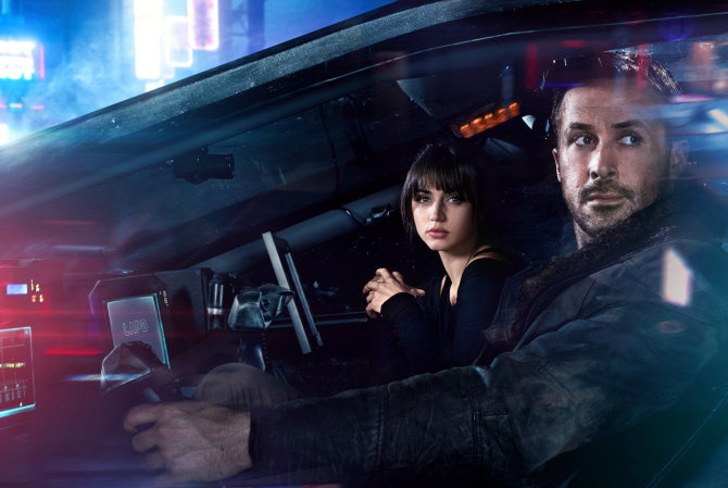 Kadras iš filmo/Ana de Armas ir Ryanas Goslingas filme „Bėgantis skustuvo ašmenimis 2049“