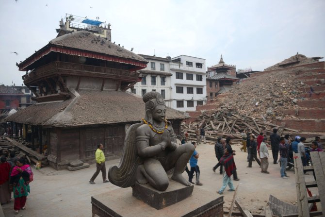 AFP/„Scanpix“ nuotr./Nepalas po galingo žemės drebėjimo