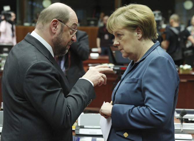 „Scanpix“/AP nuotr./M.Schulzas ir A.Merkel 2013 metais