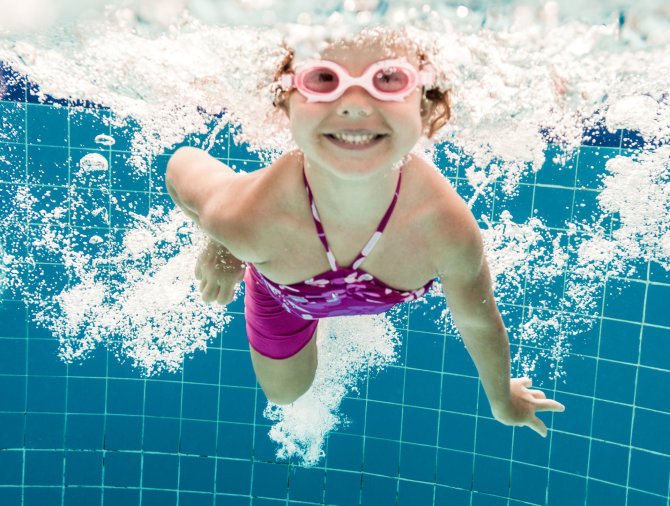 „Fotolia“ nuotr./Mergaitė plaukioja baseine.