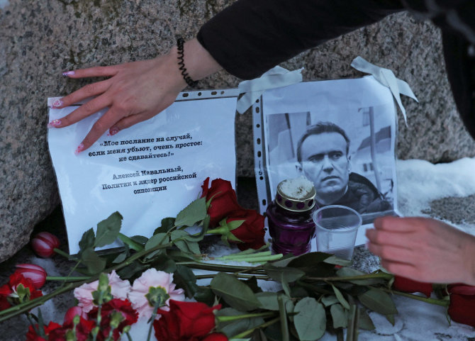 „Scanpix“/„Reuters“ nuotr./A.Navalno atminimas Sankt Peterburge pagerbiamas prie paminklo politinių represijų aukoms