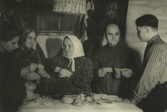 LGGRTC muziejaus nuotr./Lietuviai tremtiniai šv. Kūčių vakarienės metu laužia kalėdaičius. Verchnije Talcai, Buriat-Mongolijos ASSR, 1954 m. 