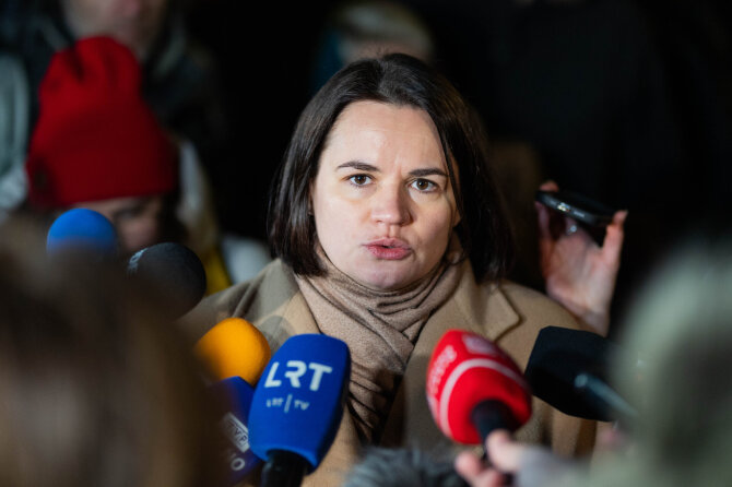 Roberto Riabovo / BNS nuotr./Prie JAV ambasados atvežti paleisti Baltarusijos politiniai kaliniai