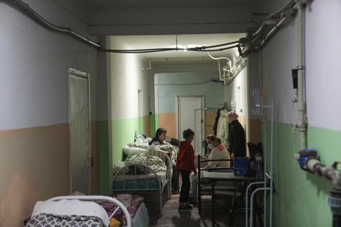 „Scanpix“/AP nuotr./Moterys ir vaikai sėdi ligoninės rusyje