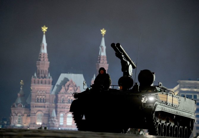 „Scanpix“ nuotr./Rusijos su kariai su karinė technika dalyvavo parado repeticijoje Maskvoje
