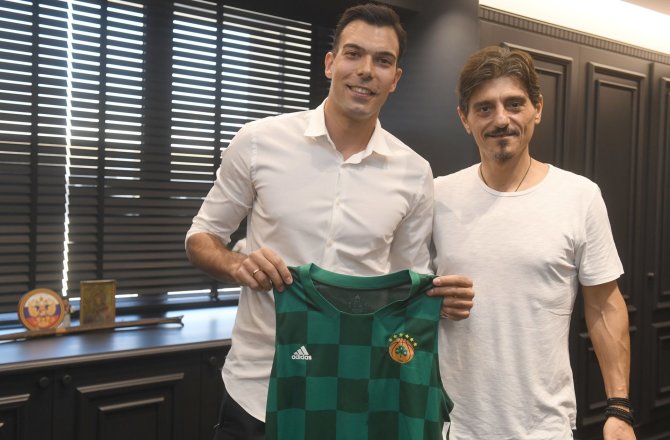 twitter.com/paobcgr nuotr./Kostas Sloukas ir „Panathinaikos“ savininkas Dimitrias Giannakopoulas.