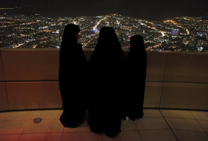„Reuters“/„Scanpix“ nuotr./Iranietės žvelgia į Teherano panoramą