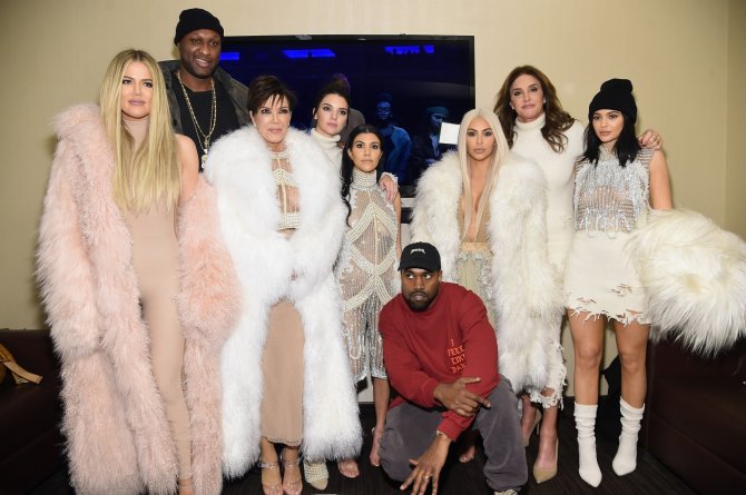 AFP/„Scanpix“ nuotr./Khloe Kardashian, Lamaras Odomas, Kris Jenner, Kendall Jenner, Kourtney Kardashian, Kanye Westas, Kim Kardashian, Caitlyn Jenner ir Kylie Jenner