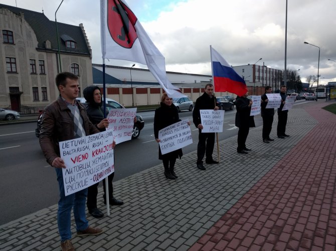 Aurimo Mockaus nuotr./Rusiją palaikantys piketuotojai plakatuose skelbė, kad „Rusija – pasaulio taikos garantas“.