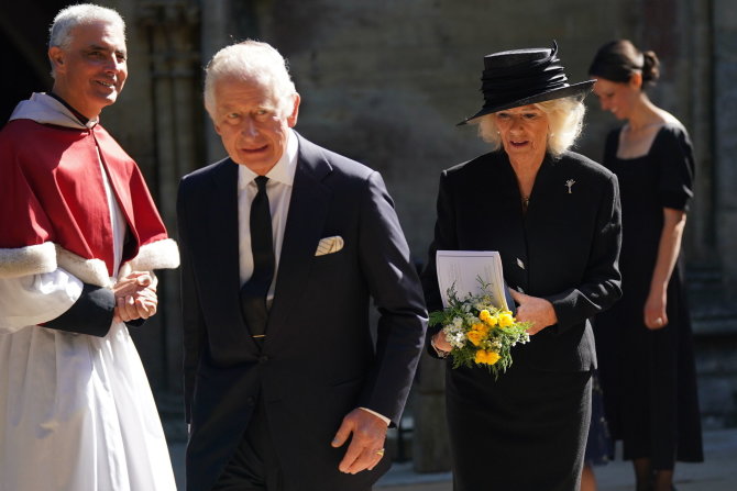„Scanpix“ nuotr./Karalius Charlesas III ir karalienė konsortė Camilla lankėsi Velse