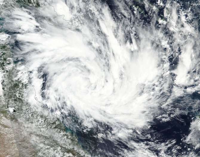 AFP/„Scanpix“ nuotr./Prie Australijos artinasi ciklonas Debė