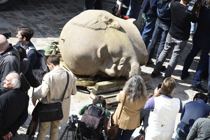 AFP/„Scanpix“ nuotr./Vokietijos miške iškasta didžiulė granitinė Lenino galva