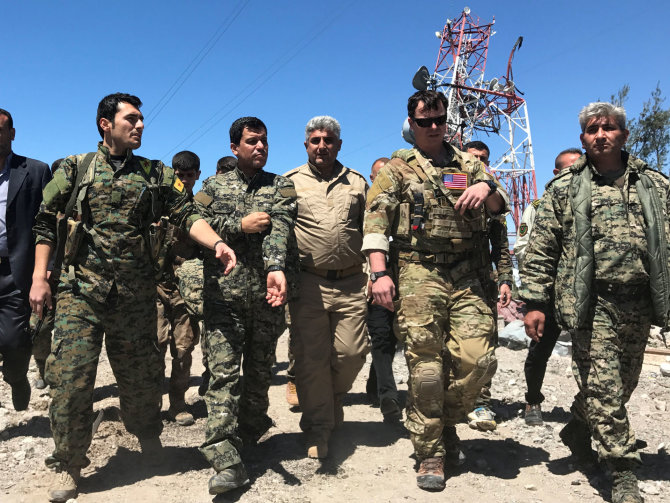 „Reuters“/„Scanpix“ nuotr./Sirijos kurdų kariai ir JAV kariškis
