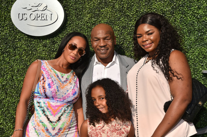 „Scanpix“ nuotr./Mike'as Tysonas su šeima ir dukra Milana