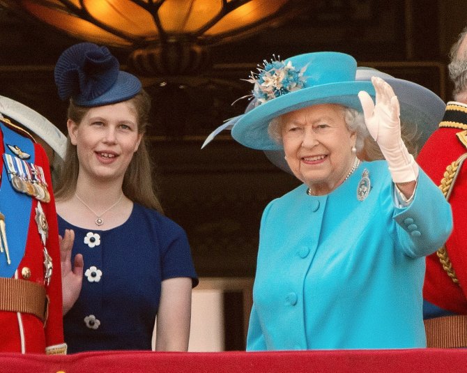 Vida Press nuotr./Ledi Louise Windsor ir karalienė Elizabeth II