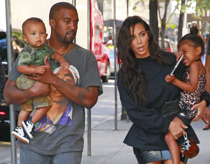 Vida Press nuotr./Kanye Westas ir Kim Kardashian su vaikais Saintu ir North