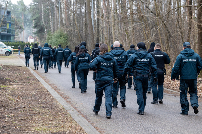 Pauliaus Peleckio / BNS nuotr./Prie Leonido Volkovo namų dirba policijos pareigūnai