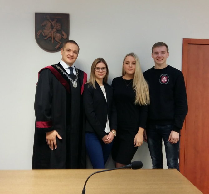 Organizatorių nuotr./Studentai Vilius Norvaiša, Justė Kačerauskaitė ir Karolina Krukovska su teisėju Eimučiu Misiūnu.