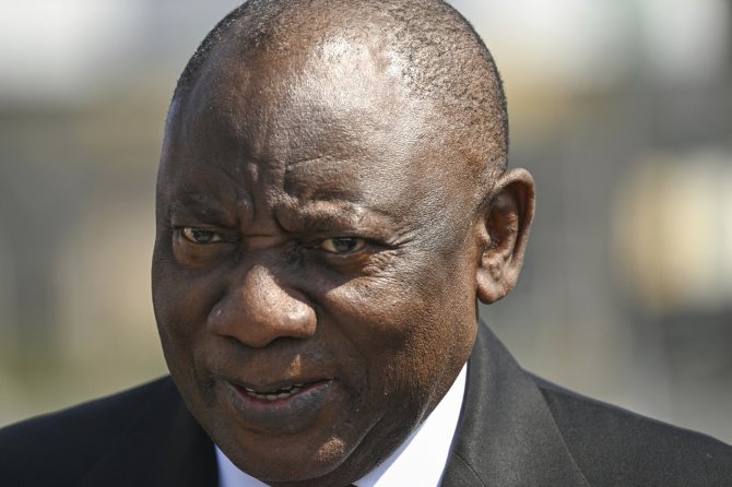 „AP“/„Scanpix“/Pietų Afrikos Respublikos prezidentas Cyrilas Ramaphosa Sankt Peterburgo oro uoste