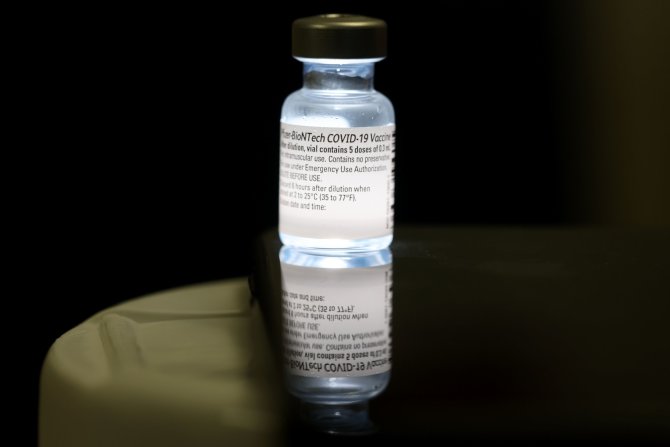 AFP/„Scanpix“ nuotr./„Pfizer“-„BioNTech“ vakcinos buteliukas