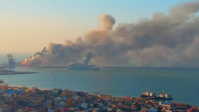 „Reuters“/„Scanpix“ nuotr./Degantis desantinis laivas „Saratov“ Berdiansko uoste ir iš uosto sprunkantys apgadinti laivai „Novočerkask“ bei „Cezar Kunikov“