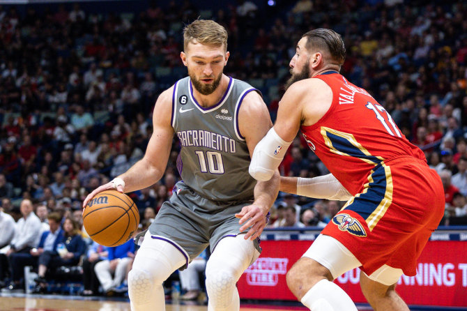 Scanpix/USA TODAY Sports via Reuters Con nuotr./Domantas Sabonis prieš Joną Valančiūną