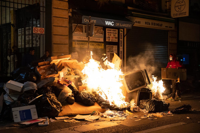 „IMAGO“/„Scanpix“/Protestuotojai Paryžiuje degina šiukšles