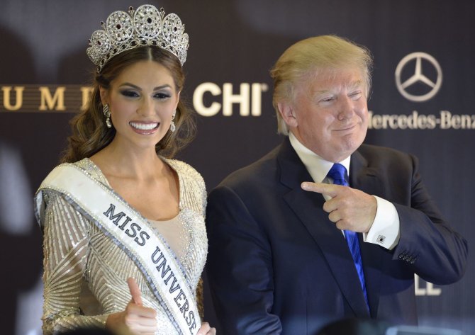 AFP/„Scanpix“ nuotr./Milijardierius Donaldas Trumpas su „Mis Visata 2013“ venesueliete Gabriela Isler