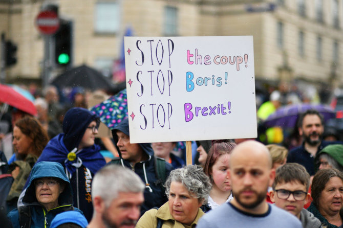 „Reuters“/„Scanpix“ nuotr./Protestuotojai Londone