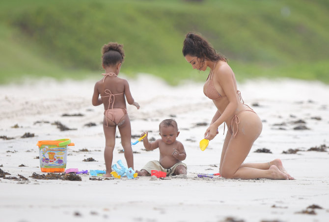 Vida Press nuotr./Kim Kardashian su vaikais North ir Saintu
