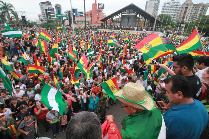 AFP/„Scanpix“ nuotr./Džiūgaujantys žmonės po Evo Moraleso atsistatydinimo
