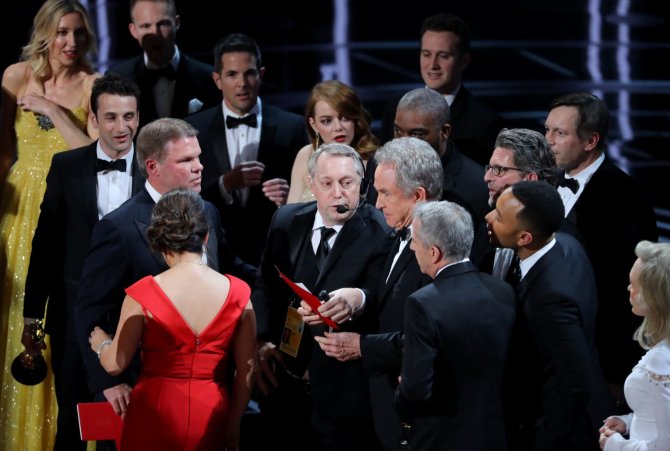 „Reuters“/„Scanpix“ nuotr./„Oskaruose“ nugalėtoju per klaidą paskelbtas miuziklas „Kalifornijos svajos“, kai tikrasis nugalėtojas – „Mėnesiena“