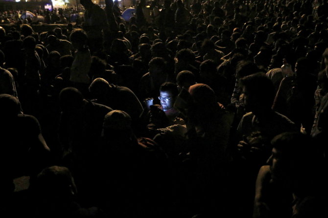 „Reuters“/„Scanpix“ nuotr./Pabėgėliams svarbiausias dalykas – jų turimas išmanusis telefonas